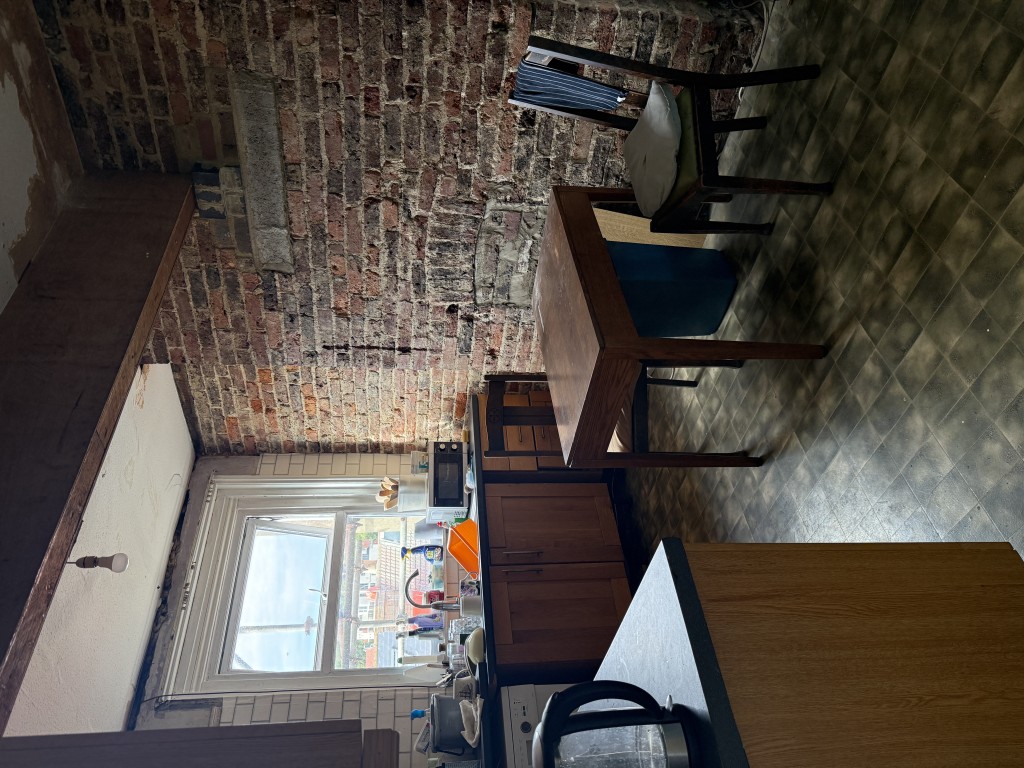 Lot: 82 - MIXED RESIDENTIAL AND COMMERCIAL BUILDING WITH POTENTIAL - Kitchen with view of street from window